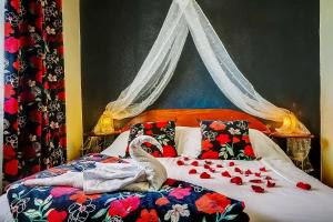 łabędź siedzący na łóżku w obiekcie Les Terrasses du Volcan w mieście Le Tampon