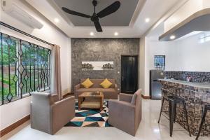 a living room with a couch and a bar at Banana Resort, le petit nid de Caro in Phumĭ R&eacute;ach Born