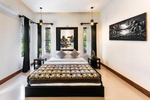 sypialnia z dużym łóżkiem w pokoju w obiekcie Banana Resort, le petit nid de Caro w mieście Phumĭ Réach Born