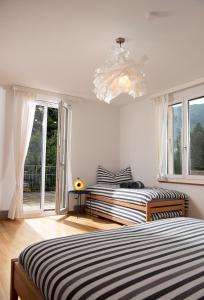 因特拉肯的住宿－Boutique Villa J87，一间卧室配有两张床和吊灯。