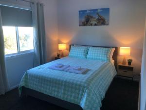 - une chambre avec un lit et 2 serviettes dans l'établissement CandE on Samphire, à Kingscote