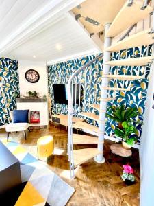 a living room with blue and white wallpaper at Élégante maison au bord du bassin Arcachon in Gujan-Mestras