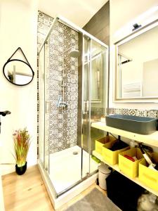a bathroom with a glass shower with a sink at Élégante maison au bord du bassin Arcachon in Gujan-Mestras