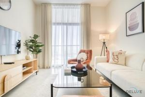 sala de estar con sofá blanco y mesa de cristal en Homely 1BR at Binghatti Avenue Al Jaddaf by Deluxe Holiday Homes, en Dubái