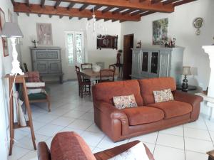 a living room with a couch and a table at Mas des Cigales in Montfavet