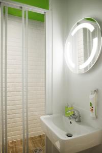 Gallery image of ibis Styles Paris Buttes Chaumont in Paris