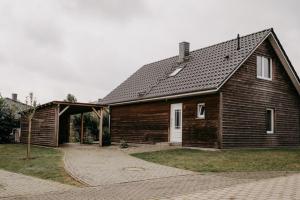 a wooden house with a gambrel roof at Haus Mimi Zarrentin am Schaalsee in Zarrentin