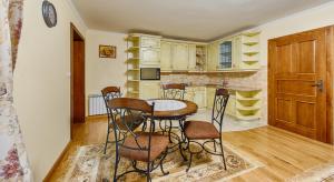kuchnia ze stołem i krzesłami w pokoju w obiekcie Willa Chaber w Zakopanem