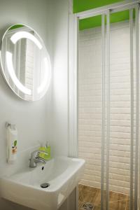Gallery image of ibis Styles Paris Buttes Chaumont in Paris
