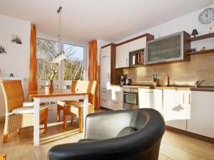 eine Küche und ein Esszimmer mit einem Tisch und einem Stuhl in der Unterkunft Haus Möwe - Apt. 07 in Ostseebad Sellin