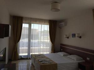 Кровать или кровати в номере Flower Street provides accommodations with free Wifi, air conditioning