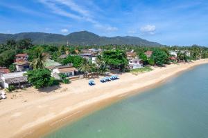 una vista aérea de una playa con casas y el océano en Baanfah Resort Samui en Mae Nam Beach