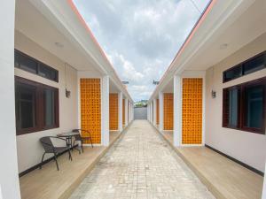 ein innerer Flur eines Hauses mit orangefarbenen Akzenten in der Unterkunft RedDoorz Plus at Orange Diponogoro Palangkaraya in Palangkaraya