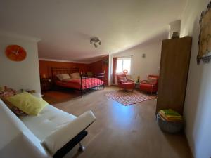 - un salon avec un canapé et un lit dans l'établissement Casa Traca, à Valbona
