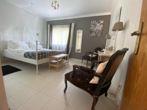 - une chambre avec un lit, une table et des chaises dans l'établissement Casa Traca, à Valbona