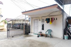 a house with a table and two chairs next to a door at KoolKost Syariah at Jelutung Jambi in Jambi