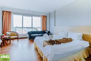 素叻的住宿－中央商務區2號酒店，酒店客房设有一张大床和一张沙发。