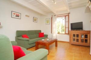 - un salon avec un canapé et une télévision dans l'établissement Villa Rotger, à Alcúdia