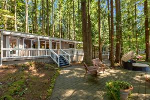 una casa in mezzo alla foresta di Moonlight Cottage at Lake Alice a Fall City