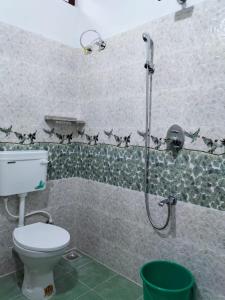 y baño con ducha, aseo y lavamanos. en joseys homestay, en Kochi