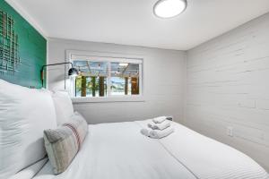 Un pat sau paturi într-o cameră la Moonlight Cottage at Lake Alice