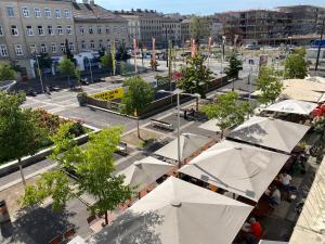 an aerial view of a city with tables and umbrellas at Kolbeck Rooms in Vienna