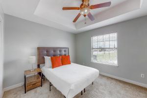 a bedroom with a bed and a ceiling fan at Canal Rancho in Padre Island