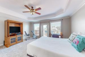 a bedroom with a bed and a ceiling fan at Canal Rancho in Padre Island