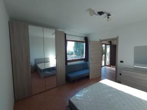 1 dormitorio con cama y espejo grande en Agriturismo Tres Montes, en Sorso