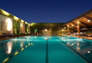新加坡Holiday Inn Singapore Orchard City Centre by IHG的夜间大型游泳池