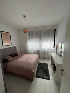 1 dormitorio con cama, mesa y ventana en Paradise, en Bihać
