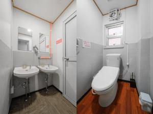 Baño pequeño con aseo y 2 lavabos en Super conveniently located The GUEST HOUSE HAKODATE BAY, en Hakodate