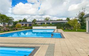 una mujer está parada en una piscina en Awesome Home In West-graftdijk With Kitchen, en West-Graftdijk