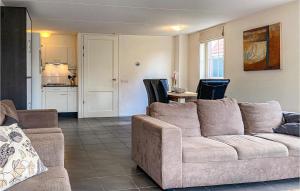 sala de estar con sofá y cocina en Awesome Home In West-graftdijk With Kitchen, en West-Graftdijk