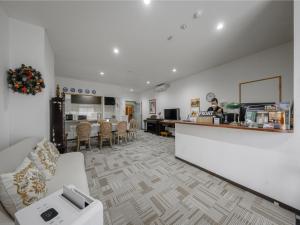 sala de estar con sofá y encimera en Super conveniently located The GUEST HOUSE HAKODATE BAY, en Hakodate