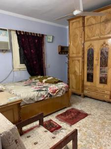 1 dormitorio con 1 cama y vestidor en Azzam Guest House 1 families only, en El Fayum