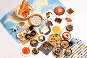 神戶的住宿－神戶廣場酒店，一张桌子上面有很多不同类型的食物