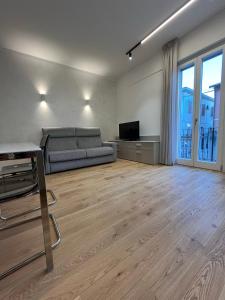 salon z kanapą i telewizorem w obiekcie Adriatico Luxury Apartments w mieście Civitanova Marche