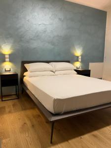 sypialnia z dużym łóżkiem i dwoma szafkami nocnymi w obiekcie Adriatico Luxury Apartments w mieście Civitanova Marche +24 zdjęcia