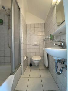 La salle de bains est pourvue d'un lavabo et de toilettes. dans l'établissement Silvio-Gesell-Tagungsstätte, à Wuppertal