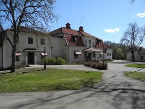 a house with two american flags on a street at Finnåkers Kursgård in Finnåkers Bruk