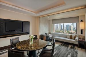 TV a/nebo společenská místnost v ubytování Gran Melia Jakarta