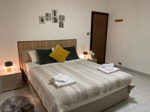 1 dormitorio con 1 cama grande y toallas. en Oxalis, en Bolonia