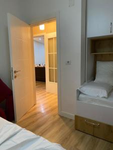 地拉那的住宿－Villa Nikol，一间卧室配有一张床,一扇门通往一个房间