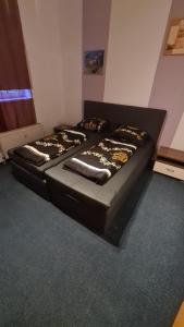 two beds sitting in a room with at Zimmer in Nordhausen