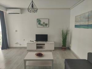 A television and/or entertainment centre at Albir cosy apartment