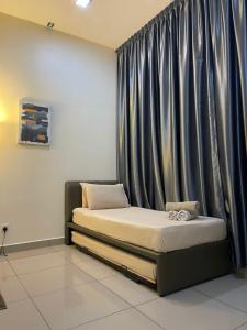 Cama en habitación con cortina en IOI Conezion Iman's Home with Pool View Unit, en Putrajaya
