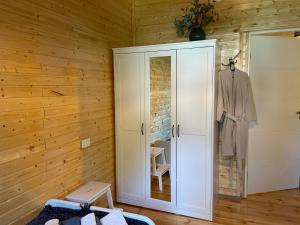 um quarto com um armário branco e um roupão em East side in Tervola with sauna and free parking em Tervola