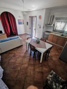 - un salon avec une table et un canapé dans l'établissement Azzurra’s House Pantelleria, à Pantelleria