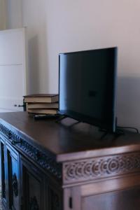 TV a/nebo společenská místnost v ubytování Palazzo Scarciglia